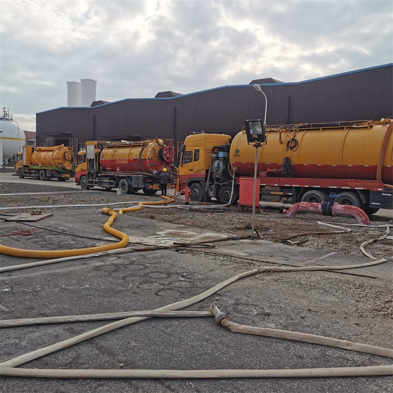 石河镇污水池清理