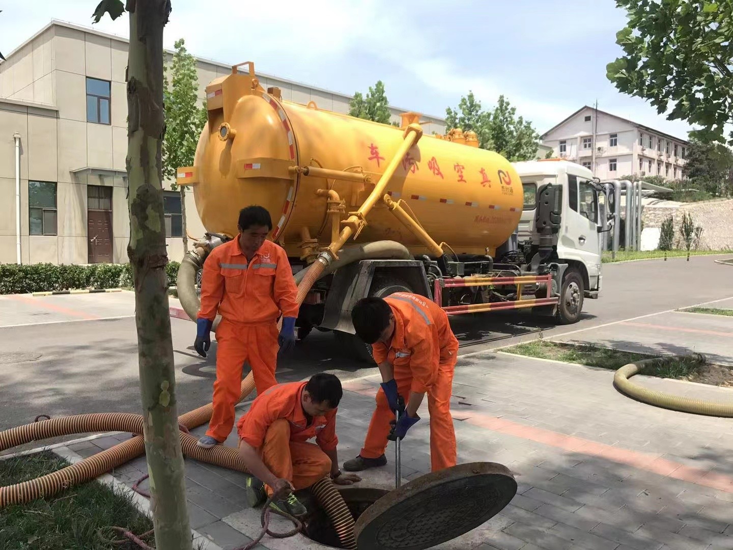 石河镇管道疏通车停在窨井附近