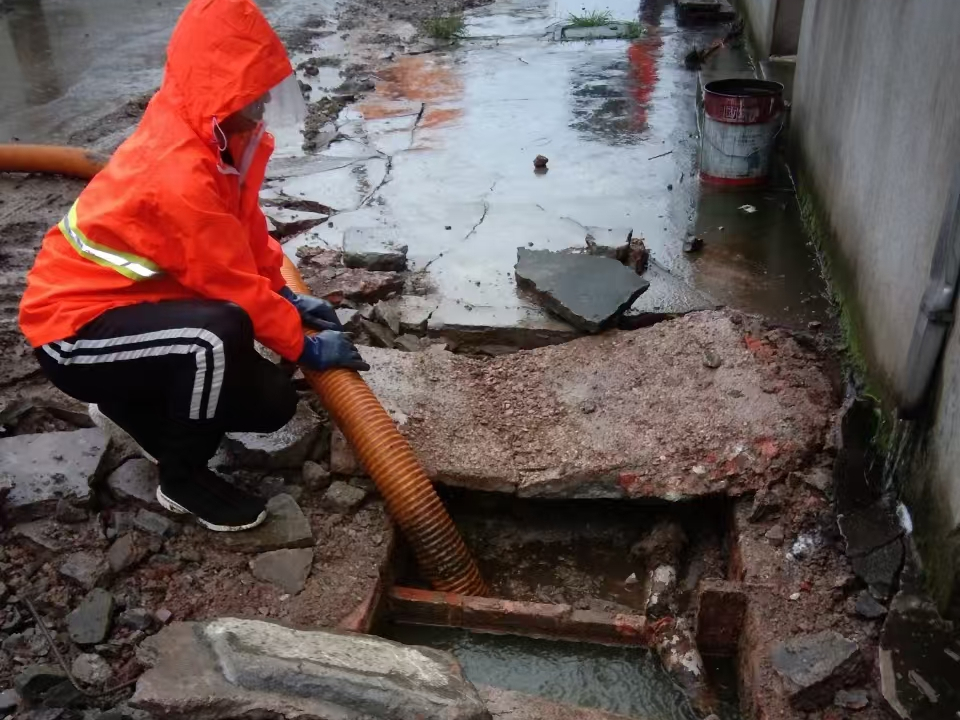 石河镇专业清理污水池 炜誉市政以规范流程守护城市 “肠道”